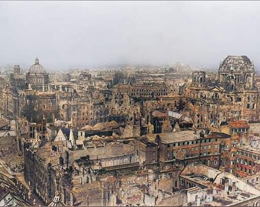 Bild vom zerstörten Berlin nach dem 2 Weltkrieg