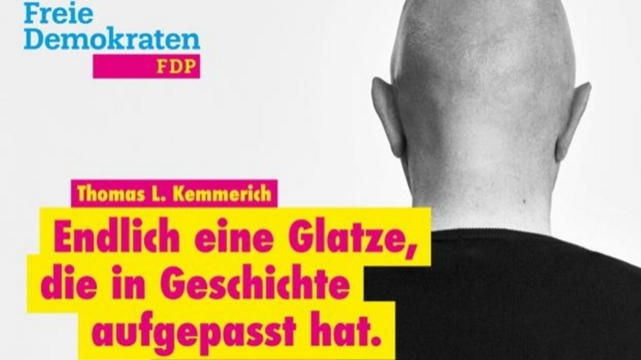 FDP-Plakat mit Thomas Kemmerich und dem Text "Endlich eine Glatze, die in Geschichte aufgepasst hat."