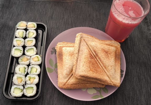Maki mit Avocado und Gurke, sandwich-toast, Smoothie.