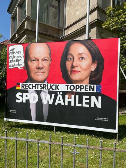 Ein großes SPD wahlplakat mit Scholz und Barley. Der Slogan "Rechtsruck stoppen" wurde in "Rechtsruck toppen" abgeändert und neben Scholz' Kopf eine Sprechblase mit "Wir müssen mehr und schneller abschieben" angebracht.