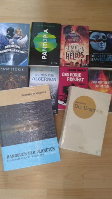 viele Bücher, u. a. Ayn Rand (Der Ursprung), Ann Leckie (Der Rabengott), Theresa Hannig (Pantopia), Michael Butterworth (Zeit der Hawklords)