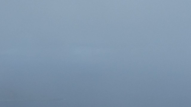 Von der Aussichtsplattform des Nordkaps die wirklich nördlichste Spitze fotografiert. Leider war wie so oft alles vernebelt. Deshalb nur graublauer Nebel zu sehen!