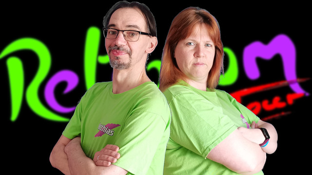 Sandra und Mattus stehen Rückan an Rücken in ihren grünen T-Shirts, im Hintergrund unscharf das Retronom-On-Tour-Logo.