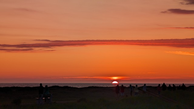 Tiefroter Untergang der Sonne über dem Nordsee-Horizont.