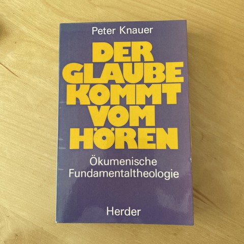 Cover: Peter Knauer: Der Glaube kommt vom Hören. Ökumenische Fundamentaltheologie. Fette gelbe Schrift auf lilafarbenem Hintergrund.