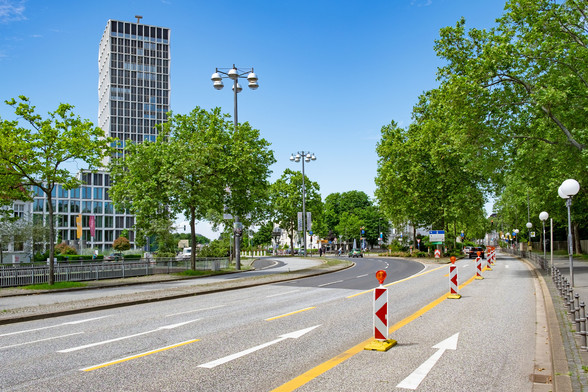 Das Bild zeigt die B9 am Bundeskanzlerplatz.