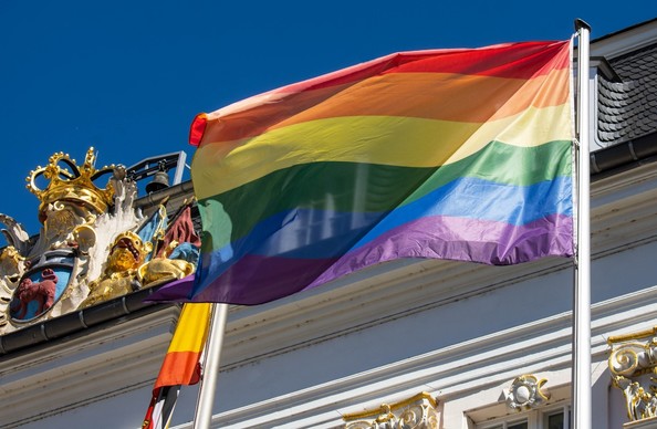 Das Foto zeigt die Regenbogenfahne vor dem Alten Rathaus. 