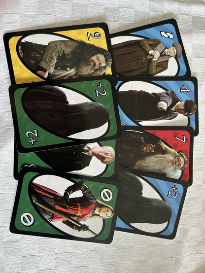 UNO-Karten in verschiedenen Farben mit Harry-Potter-Charakteren.