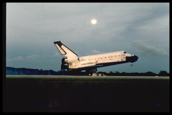Foto des Spaceshuttle Columbia bei der Landung am 23. Juli 1994 in Cape Canaveral. Das Frontfahrwerk hat noch keinen Bodenkontakt. (Foto: FvH)