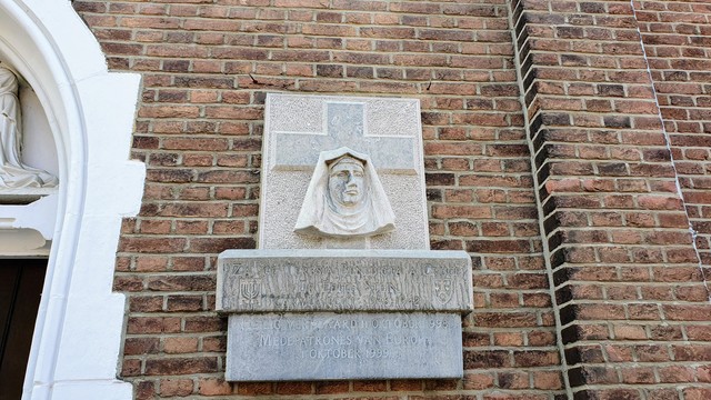 Gedenktafel für die heilige Edith Stein neben dem Klostereingang.