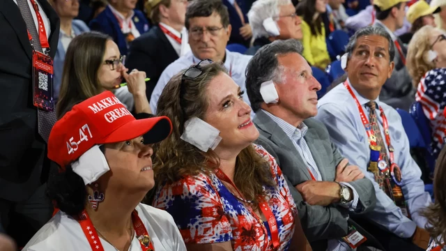 Eine Meute Trump-Fans. Alle tragen Ohren-Bandagen, als wären sie am Ohr verletzt worden.