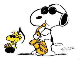 Comicfiguren Snoopy und Woodstock mit Saxofon. (Zeichner/Urheber ist Charles M. Schulz)