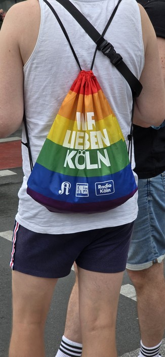 Rucksack in Regenbogenfarbe: Wir lieben Köln