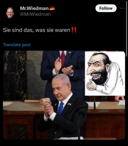 Netanjahu mit gefalteten Händen nach einer Rede, oben rechts ins Bild hineinmontiert eine stereotype antisemitische Hetzkarikatur mit einem händereibenden Juden. Dazu der Text 
