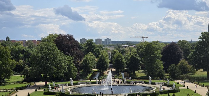 Blick von Schloß Sanssouci über den Park auf Hochhäuser.
