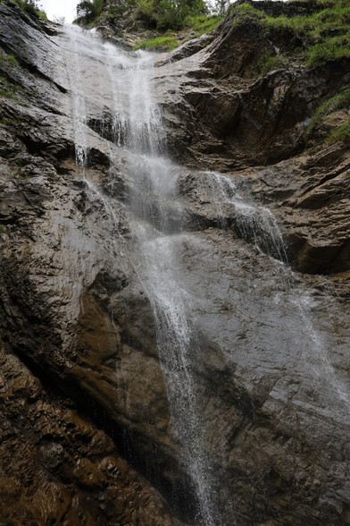 Hochkanntaufnahme eines Wasserfalls.