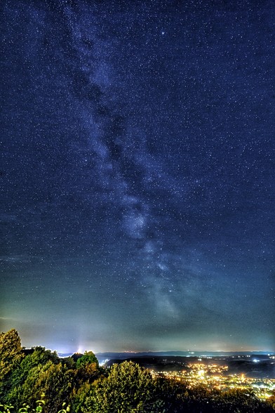 Blick vom Petersberg auf den Nachthimmel mit Milchstraße.