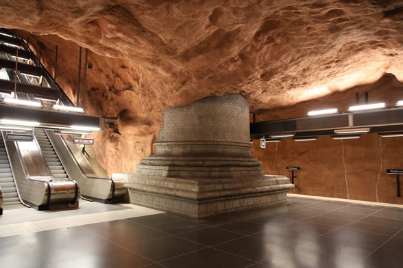 Kunst in der U-Bahn  .. Stockholm .. Fuß einer Säule