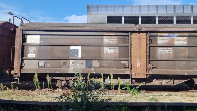 Güterwagen ganz aus Eisen, braun rostig