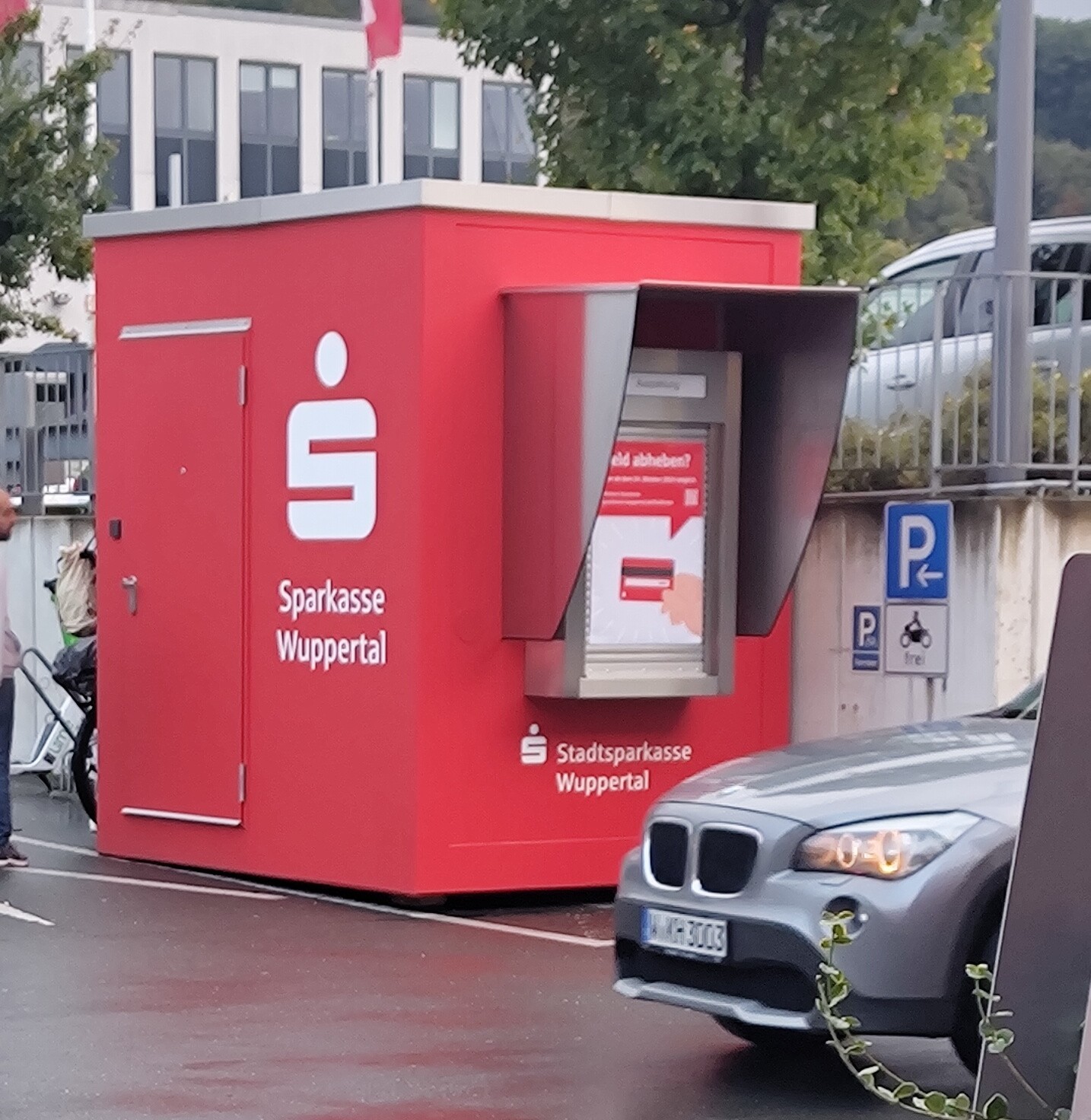 Auch eine sensationell gute Idee der #Sparkasse und #Akzenta in #Wuppertal den Container mit dem Geldautomaten nicht auf einen der hunderte Autoparkplätze zu stellen. Sondern auf den einzigen Platz